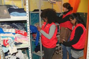 DasYMEM-Team sortiert die gespendete Kleidung für die afrikanischen Flüchtlinge. Foto:humedica/Simone Hofmann