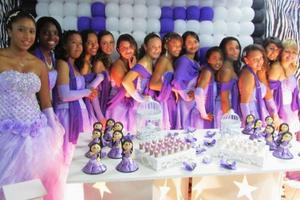 Auch Rebecca Groß (6 v. r.) war eine der vierzehnDamasbei der großen Geburtstagsfeier von Patricia. Foto:humedica