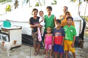 Durch Taifun Haiyan haben diese Menschen alles verloren, alles, bis auf ihr Leben. Mit einer Patenschaft möchtehumedicaFamilien wie diese unterstützen und ihnen den Start in ein neues Leben erleichtern. Foto:humedica/Andrea Rudin