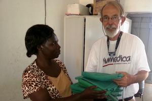 Im Rahmen seines Einsatztes brachtehumedica-Koordinator Volker Baumann die gespendete OP-Kleidung persönlich in die ugandische Gesundheitsstation. Foto:humedica