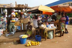 Um ihr Überleben zu sichern, verkaufen die Bewohner Banguis auch in Kriegszeiten ihre Waren auf einem Markt. Foto:humedica