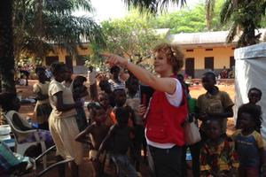 humedica-Koordinatorin Margret Müller bei ihrer Arbeit für notleidende Flüchtlinge in der Zentralafrikanischen Republik. Die Hilfsgüter können Leben retten und schützen, doch die Verteilungen sind höchst riskant. Foto:humedica/Kenneth Dakat