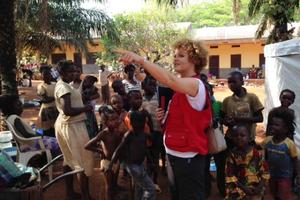 humedica-Koordinatorin Margert Müller erhält bei der Verteilung Unterstützung von den Campbewohnern. Foto:humedica