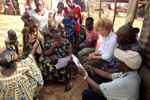 Der Pastor (2.v.r.) zeigthumedica-Koordinatorin Margret Müller Bilder seines verstorbenen Sohnes. Foto:humedica
