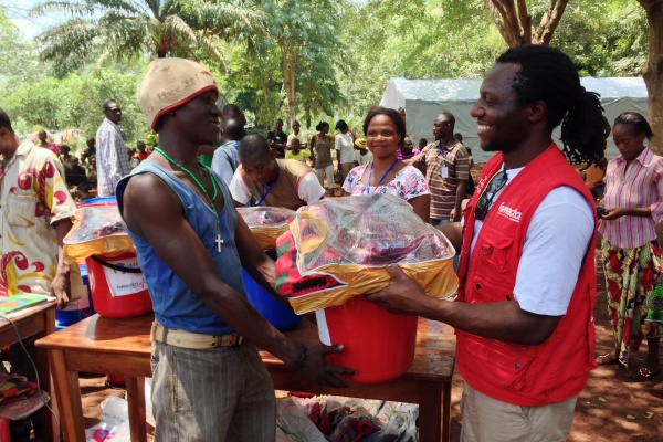 Schicksale wie von Pascal sind in der Zentralafrikanischen Republik an der Tagesordnung. Mit gezielten↵Hilfsgüterverteilungen unterstützthumedicaBetroffene. Foto:humedica