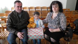 Der schüchterne Maksim mit den stolzen Eltern und seinem Geschenk. Die 500 Euro Hauptgewinn kommen allen Kindern der Kindertagesstätte zu Gute! Foto:Childrens Mission Ukraine/Lyudmila Lonyuk