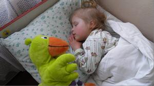 Auch dieses kleine Mädchen wird in einer Kindertagesstätte derChildrens Missionbetreut. Gespendete Kuscheltiere bereiten den Kindern große Freude. Foto:Childrens Mission Ukraine