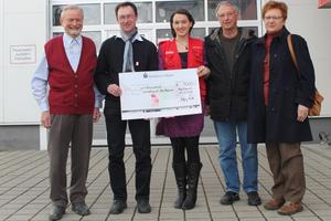 Die Mitglieder derKatholischen Arbeitnehmer-Bewegungübergaben ihren Scheck bei einem persönlichen Besuch derhumedica-Zentrale. Foto:humedica/Steffen Richter