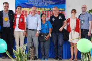 humedica-Koordinatorinnen Alexandra Vlantos (2.v.l.) und Viktoria Bledsoe (2.v.r.) freuten sich über den raschen Wiederaufbau der Grundschule. Foto:SCM
