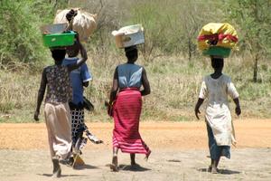 Frauen laufen stundenlang um Wasser und Nahrung zu ihren Hütten zu bringen. Foto:humedia/Stefan Eichenhofer