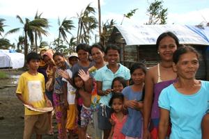 Viele Familien wurden direkt nach Taifun Haiyan vonhumedicaunterstützt. Geduldiges Anstehen gehörte dabei mit dazu. Foto:humedica