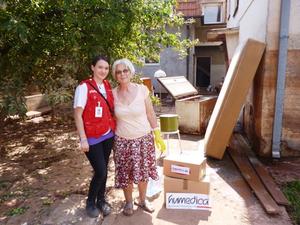 Während der Verteilung in Paracin begegnet Medienkoordinatorin Martina Zelt vielen Schicksalen; im Hintergrund sieht man wie hoch das Wasser stand. Foto:humedica