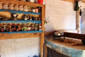 Eine kleine Kochstelle und ein Schlafraum - mehr Räumlichkeiten besitzt kaum eine Flüchtlingsfamilie. Foto:humedica