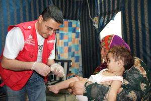 humedica-Arzt Mohamad Moubarak bei seiner Arbeit mit syrischen Flüchtlingen. Foto:humedica