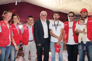 Der deutsche Außenminister Frank Walter Steinmeier und dashumedica-Team im ostlibanesischen Bekaa-Tal. Foto:humedica