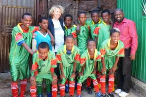 Während des Projektbesuchs vonhumedica-Mitarbeiterin Susanne Merkel präsentierte sich die Fußballtruppe der Familienpatenschaften mit ganzem Stolz. Foto:humedica