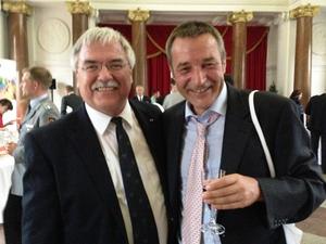 humedica-Geschäftsführer Wolfgang Groß mit Preisträger und humedica-Einsatzkraft Jörg Hinrichs-Lahmann. Foto:humedica