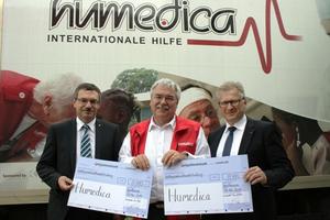 Bei einem persönlichen Besuch wird die großzügige Spende übergeben. Foto:humedica