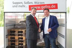 Der stellvertretendehumedica-Geschäftsführer Bernd Herger (links) freute sich über die großzügige Spende, persönlich übermittelt durchGefro-Geschäftsführer Thilo Frommelt. Foto:humedica/Lina Koch