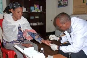 Viele Frauen aus dem Armenviertel der äthiopischen Hauptstadt nahmen freiwillig am kostenlosen HIV-Test teil. Foto:humedica/Steven Hofmann