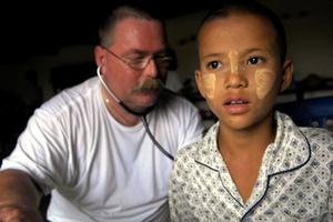 Junge erhält eine benötige Behandlung. Foto:humedica