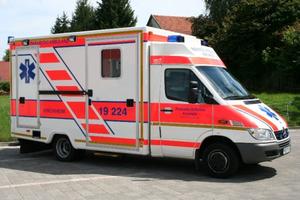 Damit auch Dörfer weitab des Krankenhauses erreicht werden können, erhielt die Klinik nun einen neuen Krankenwagen. Foto: Privat