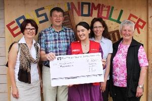 humedica-Mitarbeiterin Martina Zelt nimmt die Spende der Kinder an. Foto: humedica