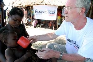 Dr. Hans-Arnold Breuer versorgt ein Kind auf einem Einsatz in Mosambik. Foto: humedica