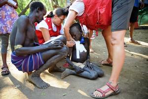 Patienten werden aus Ermangelung an Behandlungsräumen direkt auf dem Boden behandelt. Foto: humedica