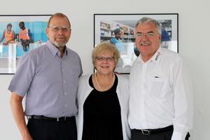 Dr. David und Cynthia Johnson (links) bei ihrer Verabschiedung von Wolfgang Groß. Foto: humedica