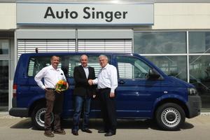 Geschäftsführer Carl Singer (mitte) übergab den Kleinbus persönlich an Jürgen Jacoby und Wolfgang Groß von humedica. Foto: humedica