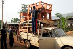 Transport der Schulbänke zu den Schulen. Foto: humedica
