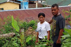 Auf den Schuldach suchte Familie Calvadores Schutz vor den Flutwellen. Foto:humedica/Carolin Gißibl