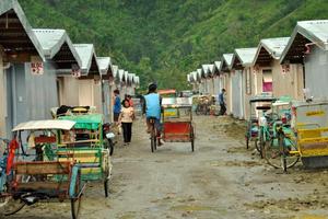Wie tausende Andere lebt die Familie nun in provisorischen Massenunterkünften. Foto:humedica/Kim Kaumanns