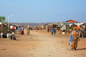 Bunt und laut: der Markt im Flüchtlingslager Melkadida. Foto:humedica/Gerhard Petz