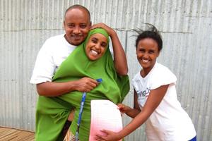 Zeigt Einsatz für Menschen in Not: das lokalehumedica-Team im Flüchtlingslager Melkadida. Foto:humedica/Susanne Koch