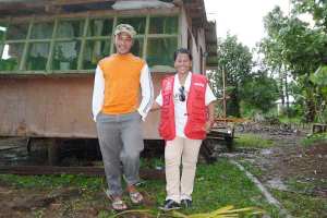Noél und Zherin vor ihrem neuen Haus. Ihr altes wurde von Taifun "Haiyan" bis auf die Grundfeste zerstört. Foto:humedica
