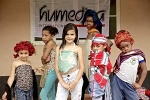 Nachmittagsbeschäftigung: Modenschau. Diese brasilianischen Mädchen aus der humedica-Kindertagesstätte haben sichtlich Spaß beim Posen. Foto: Christoph Jorda