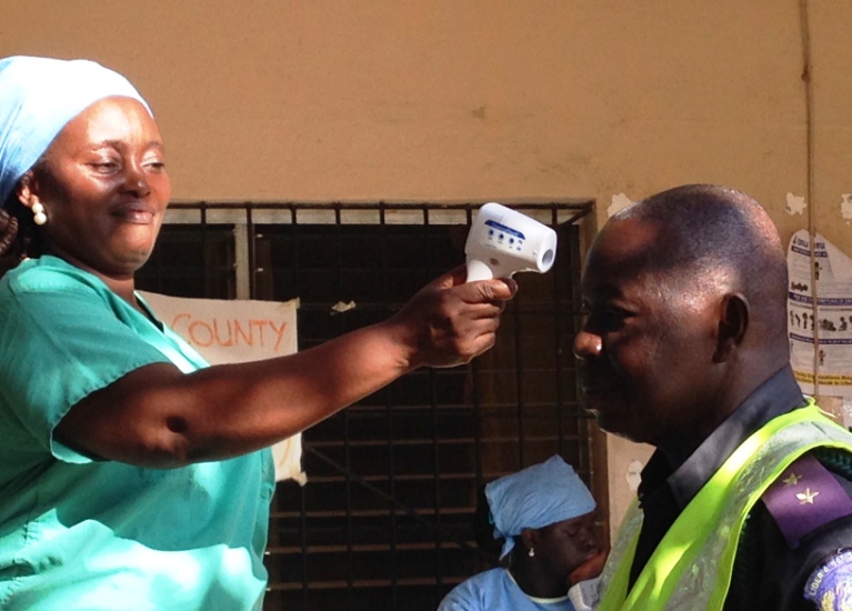 Um Ebola-Infizierte schnell zu erfassen, wird immer wieder Fieber gemessen. Foto:humedica