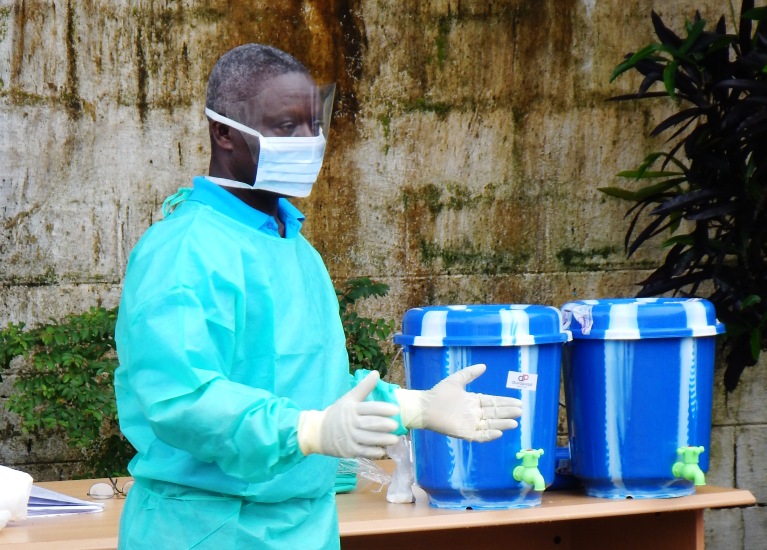 Um eine Ebola-Infizierung zu vermeiden, müssen Hygienemaßnahmen strengstens eingehalten werden. Foto:humedica