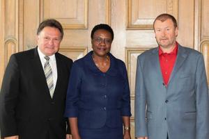 Die liberianische Botschafterin, Ihre Exzellenz Ethel Davis, gemeinsam mit Kaufbeurens Oberbürgermeister Stefan Bosse (links) und dem stellvertretendenhumedica-Geschäftsführer Bernd Herger. Foto: humedica/Lina Koch