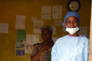 Diese Krankenschwester untersucht alle Ankommenden mit einem Thermometer. Foto: humedica