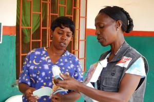 Gemeinsam mit den Kollegen vonMTIerklären diehumedica-Teams die korrekte Anwendung des medizinischen Materials. Foto:humedica