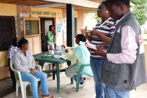 Bevor ein Patient die Klinik betreten darf, wird er auf Ebola-Symptome wie Fieber untersucht. Foto:humedica/Sabine Kirchner