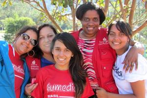 Bereits zum zweiten Mal hilft Rebecca Groß (rechts) dem lokalen Team derhumedica-Kindertagesstätte in Brasilien. Foto:humedica