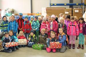 Bei einem Besuch deshumedica-Lagers konnten die Vorschulkinder ihre persönlichen„Geschenke mit Herz"abgeben. Foto:humedica