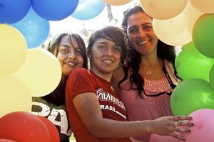 Rebecca Groß (links im Bild) mit Kolleginnen. Foto: Christoph Jorda/humedica
