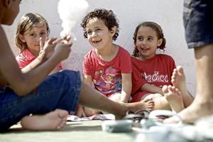 Diese Mädchen aus der Kindertagesstätte "Campo de Cuelho" freuen sich über Zuckerwatte am "Kinderfest"-Tag. Foto: Christoph Jorda/humedica