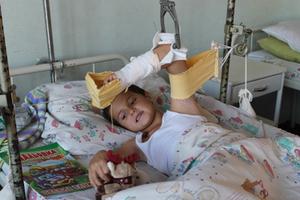 Dieser Junge freut sich, trotz gebrochenem Arm, über seinen neuen Kuschelelch. Foto: Jasmin Eigemann/humedica