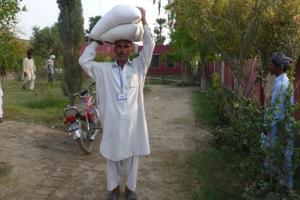 Die Dorfbewohner sind auf monatliche Lebensmittelunterstützung angewiesen. Foto:humedica/Toni Grosshauser